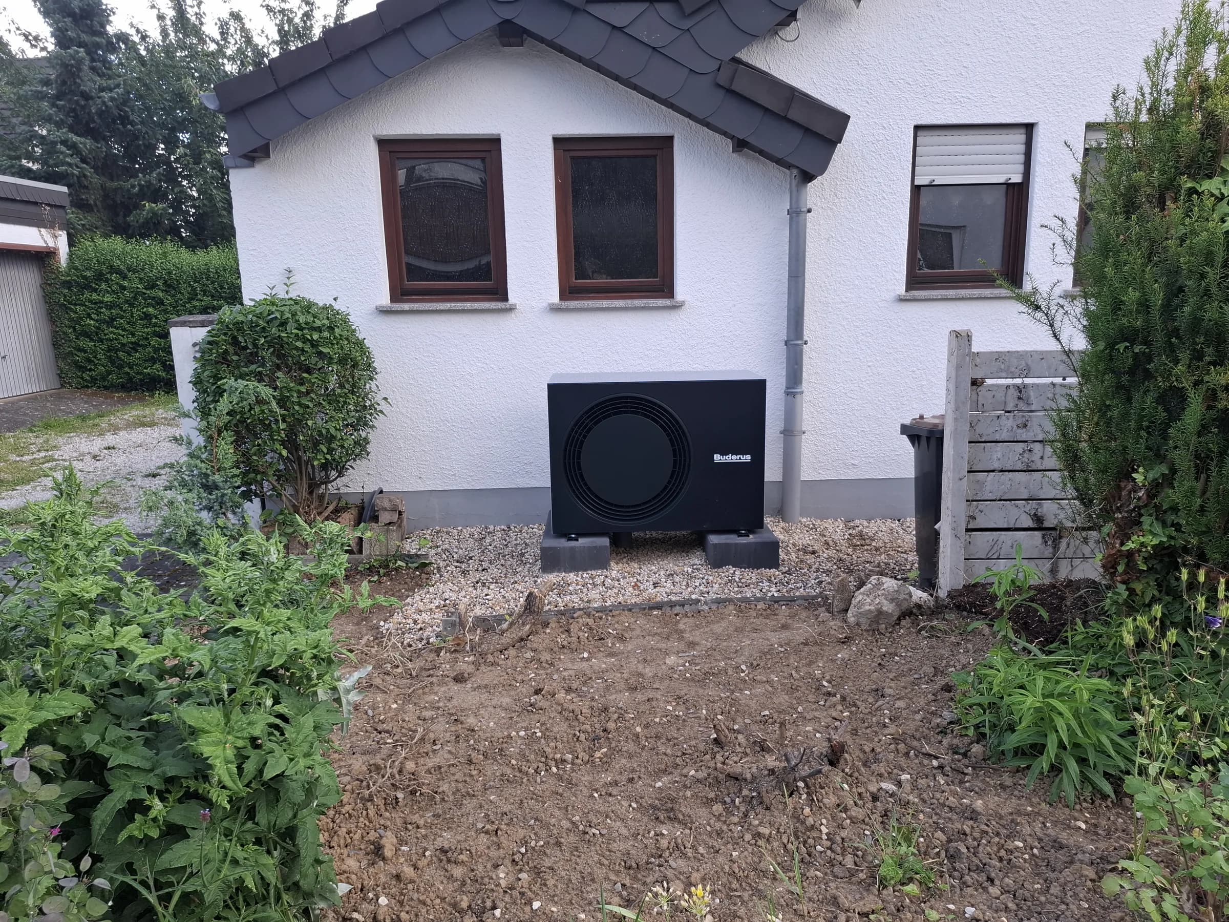 Von PECI installierte Luft-Wasser-Wärmepumpe an einem Wohnhaus