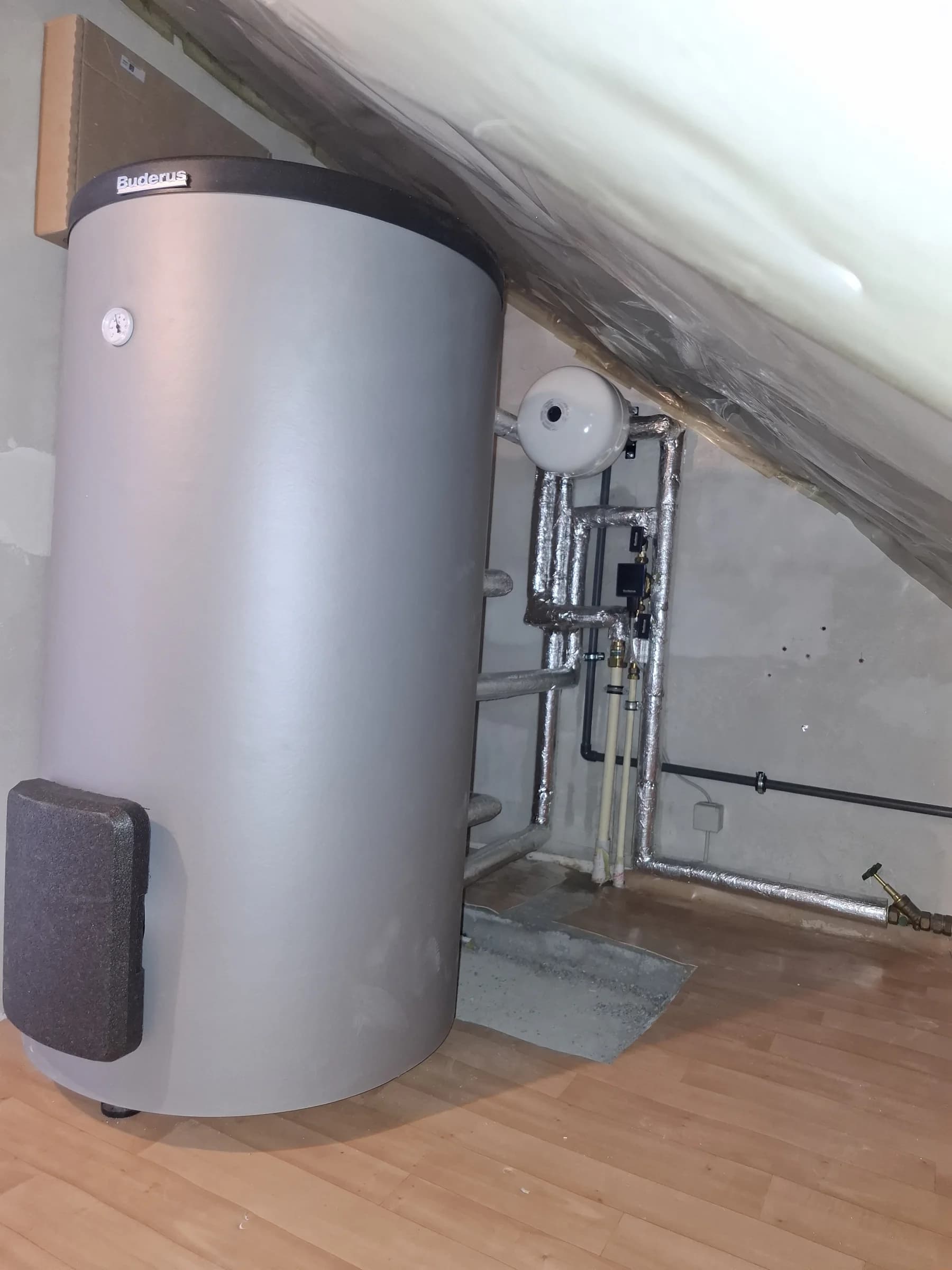 Neuer Pufferspeicher einer Wärmepumpenanlage
